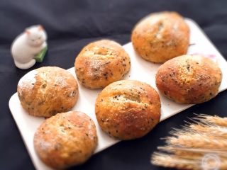 15、松软芝麻包,烤完冷却就可以了。