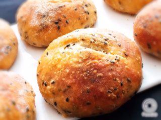 16、松软芝麻包,美味松软的面包就完成了。