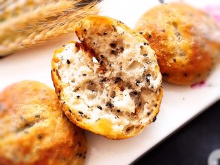 17、松软芝麻包,掰开就可以品尝了，芝麻黄油香味十足，而且松软。