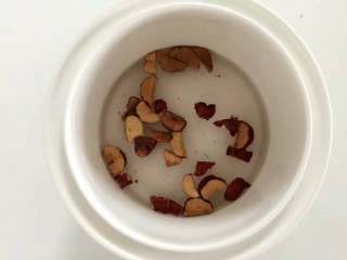 1、红枣山药蛋黄小米粥—营养密度高，口感香甜软糯！9M+,将红枣去核（也可去皮哈），加水，入锅