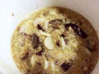 2、红枣山药蛋黄小米粥—营养密度高，口感香甜软糯！9M+,一直熬粥至熟烂