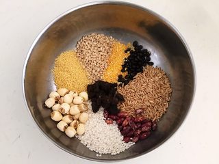 1、传统腊八粥,把杂粮放入大碗里