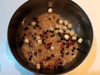 5、传统腊八粥,把杂粮清洗干净，浸泡2个小时