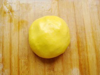 8、雅韵黄梅,和成光滑的面团。