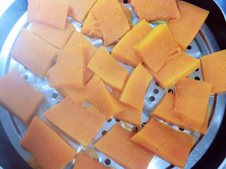 4、南瓜鸡蛋羹,南瓜蒸好，放凉待用。