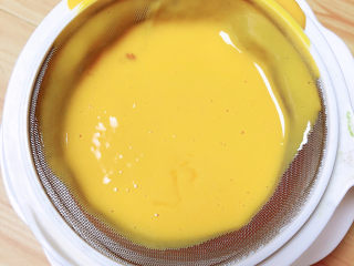 12、南瓜鸡蛋羹,将蛋液用滤网过滤一下。