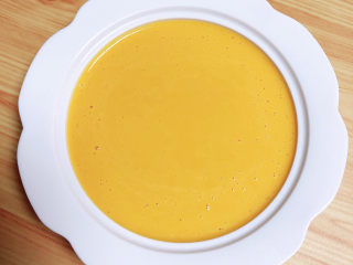 13、南瓜鸡蛋羹,过滤后的蛋液倒入蒸碗中。