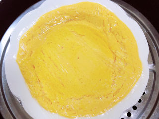 15、南瓜鸡蛋羹,鸡蛋糕蒸好，稍微放凉，去掉保鲜膜。