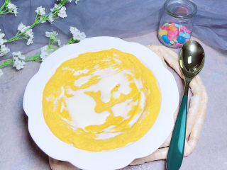 16、南瓜鸡蛋羹,南瓜鸡蛋糕上淋上一些淡奶油。