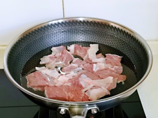2、红烧牛肉空心面,泡好的牛腩焯水，冷水入锅，大火烧开，煮3分钟。