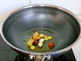 4、红烧牛肉空心面,起油锅，加入提前准备好的香料。(姜蒜去皮提前切好)