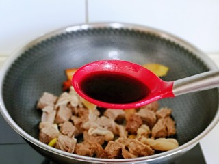 7、红烧牛肉空心面,加入生抽翻炒均匀。