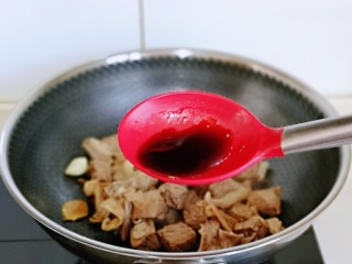 8、红烧牛肉空心面,再加入蚝油。