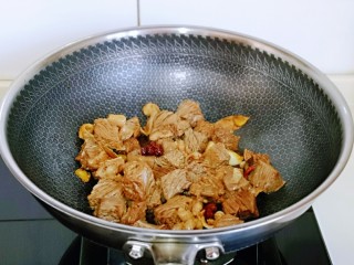 9、红烧牛肉空心面,保持小火翻炒，使牛腩完全吸收酱汁。