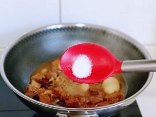 11、红烧牛肉空心面,约40分钟后牛腩的口感适合我了，按个人口味加入盐，继续小火慢炖10分钟。