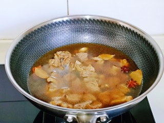 10、红烧牛肉空心面,加入纯净水，水量一次性加够，因为需要炖的久一点，约炖了40分钟。(时间可以根据自己喜欢的口感增减)