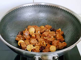 13、红烧牛肉空心面,之后大火将汤汁收干，这样牛肉就做好啦，盛出备用。(我放了几个鹌鹑蛋，特别好吃呦)