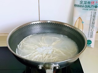 15、红烧牛肉空心面,大火煮约5分钟左右，中间加了两次凉水，总之直到将面条煮熟捞出即可。