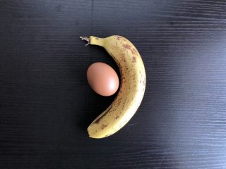 1、香蕉蛋饼,准备食材