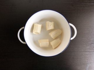 2、香蕉蛋饼,香蕉掰成小块放入碗中