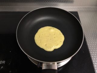 8、香蕉蛋饼,底面凝固，表面出现炸裂的小气泡时翻面