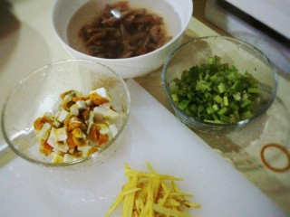 1、电饭煲之虾仁咸蛋粥,虾仁泡软，姜切丝，芹菜切末，咸鸭蛋切碎。