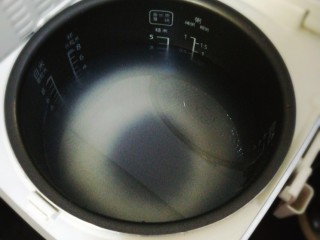 2、电饭煲之虾仁咸蛋粥,米洗净，入电饭煲，进入煲粥程序。我使用松下的，煲粥需要2个小时。