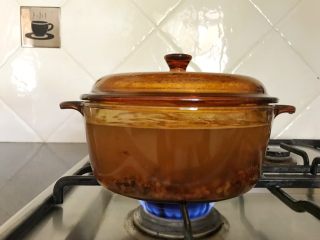 5、早餐+杂蔬五谷米粥,再转中小火，慢煮20分钟，（中途如果溢锅，用一根筷子夹在锅中，或者也可以开一点锅盖）