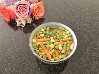 6、早餐+杂蔬五谷米粥,在煮粥的时候，我们准备蔬菜，我这里是玉米粒、小青豆、芸豆和胡萝卜，是超市买的速冻蔬菜，所以要提前从冰箱里拿出来，浸泡在清水里，