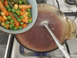 7、早餐+杂蔬五谷米粥,当米粥熬到粘稠的时候，我们把杂菜加进来，