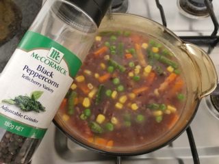 9、早餐+杂蔬五谷米粥,再加少许黑胡椒粉，开锅盖煮上2分钟后就可以关火了。