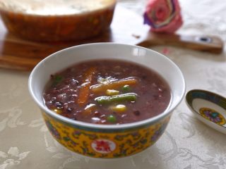 10、早餐+杂蔬五谷米粥,鲜美的杂蔬粥就可以食用啦。