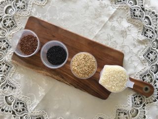 12、早餐+杂蔬五谷米粥,1罐白米、1罐黄糙米、半罐黑糙米、半罐红糙米，