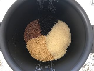 13、早餐+杂蔬五谷米粥,将米倒入锅中，