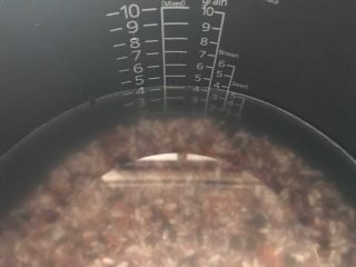 15、早餐+杂蔬五谷米粥,第二天，把米洗净，加入比平时多一点的水，滴1-2滴橄榄油，