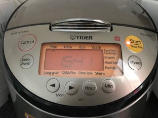 16、早餐+杂蔬五谷米粥,开启电源按下煮饭键，直至电饭锅跳起按键后，杂粮饭就做好了。