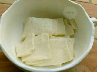 2、肉沫豆腐蒸蛋,嫩豆腐切片,加少许食盐腌制片刻,豆腐会出水把水倒掉。