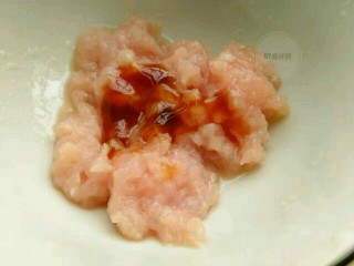 9、肉沫豆腐蒸蛋,利用蒸蛋的时间,肉切末,加少许料酒、蚝油搅拌均匀。