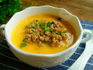 12、肉沫豆腐蒸蛋,最后把肉末浇在豆腐蒸蛋上,撒上葱花,完成~