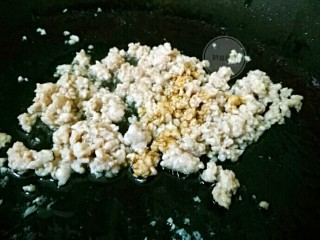 10、肉沫豆腐蒸蛋,起锅,放少许油,下肉未炒至变白色,加少许生抽翻炒。