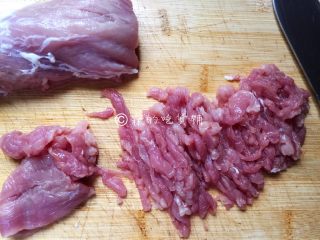 1、家常版的鱼香肉丝,里脊去筋膜后切丝。