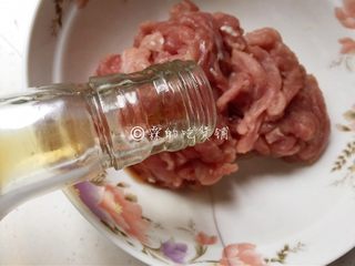 2、家常版的鱼香肉丝,加料酒、生抽，抓匀，腌制一会。
