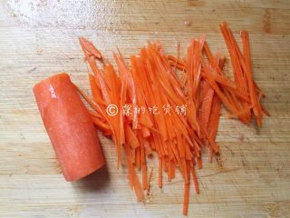 3、家常版的鱼香肉丝,胡萝卜切丝。