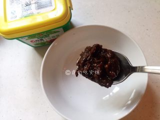 5、家常版的鱼香肉丝,调酱汁，1勺豆瓣酱。