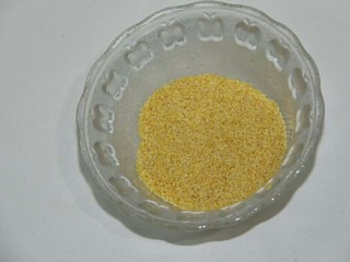 1、地瓜山药粥,先准备好小米