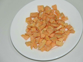 6、地瓜山药粥,把地瓜切小块,碎丁