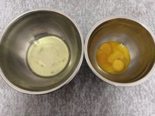 2、无油肉松蛋糕卷,把鸡蛋的蛋白，蛋黄，分离