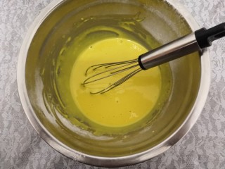 7、无油肉松蛋糕卷,再次搅拌均匀，至无干粉，备用