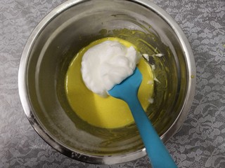 9、无油肉松蛋糕卷,把三分之一的蛋白，先放入蛋黄糊中，切拌均匀