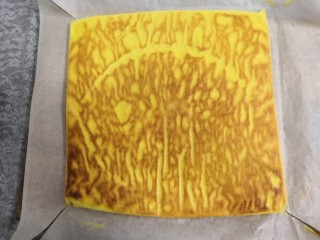 16、无油肉松蛋糕卷,凉凉后，反面朝上